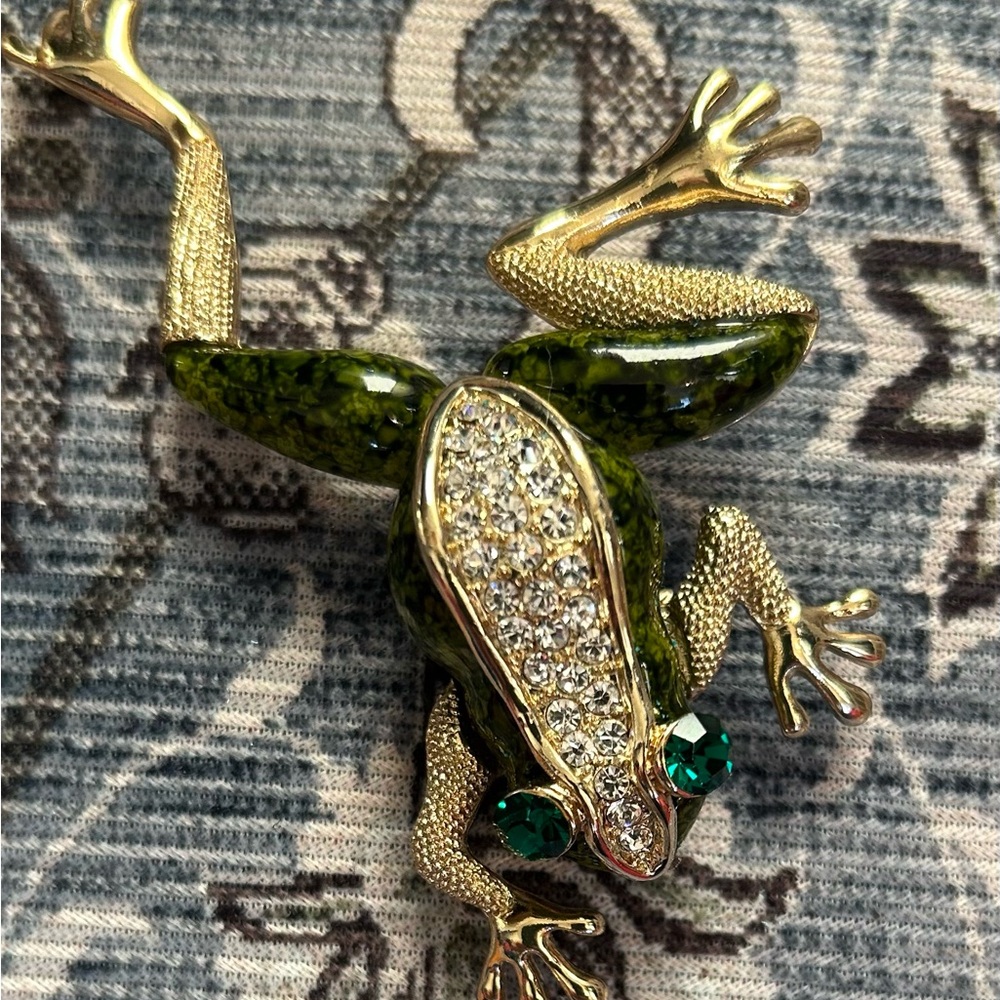 Green and Gold Frog Reptile Brooch or pendant